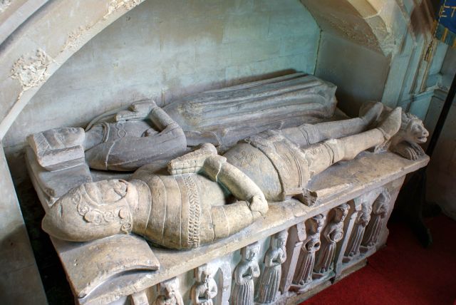  knight in armour and his lady as effigies